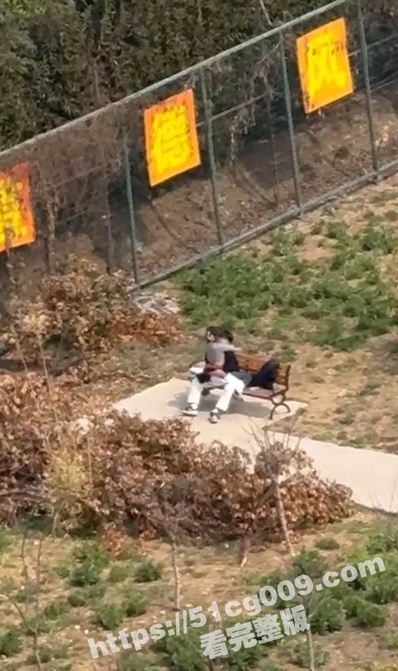 合肥某大学情侣学生在学校公园椅子上女上位做运动 引得楼上的男同学们一阵阵惊呼 - 51吃瓜网-51吃瓜网
