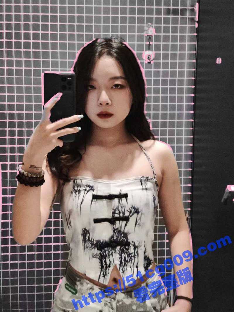 华南农业大学大二学生妹 宋翊媞 极品反差婊平日里酷酷的妹子 实际是个骚母狗 穿着情趣内衣被男友调教 - 51吃瓜网-51吃瓜网