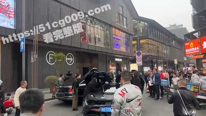 成都太古里 宾利女富婆携闺蜜 捉奸迈凯伦渣男  这几个妹子的质量都很高啊！-51吃瓜网