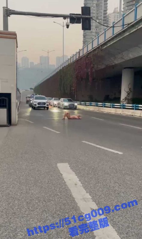 街头马路上一纹身光头男赤裸在路中间拦截过往车辆 欲有一人当关万夫莫开的气势-51吃瓜网