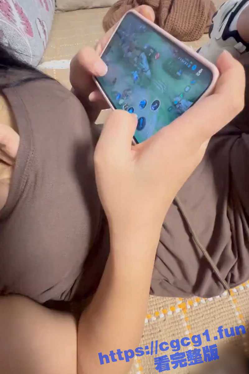 姐弟乱伦！趁姐姐在打游戏强行插入 中途妈妈突然回家 只好晚上偷偷溜进去再操姐姐！ - 51吃瓜网-51吃瓜网