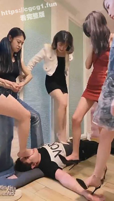 现在的人真会玩 被一群美女穿高跟鞋在身上猛踩 不知道是什么感觉-51吃瓜网