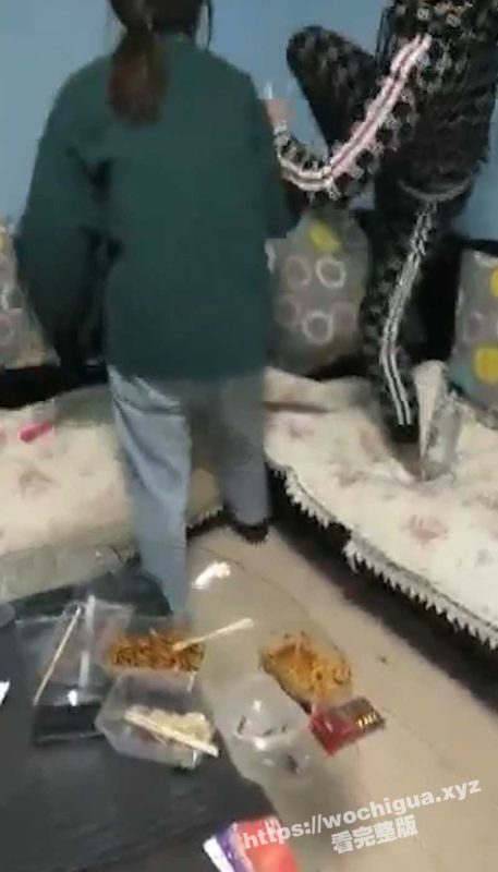 一群精神小伙 欺负一个小姑娘 现在的小年轻真是不讲武德 古惑仔都知道不打女人！-51吃瓜网