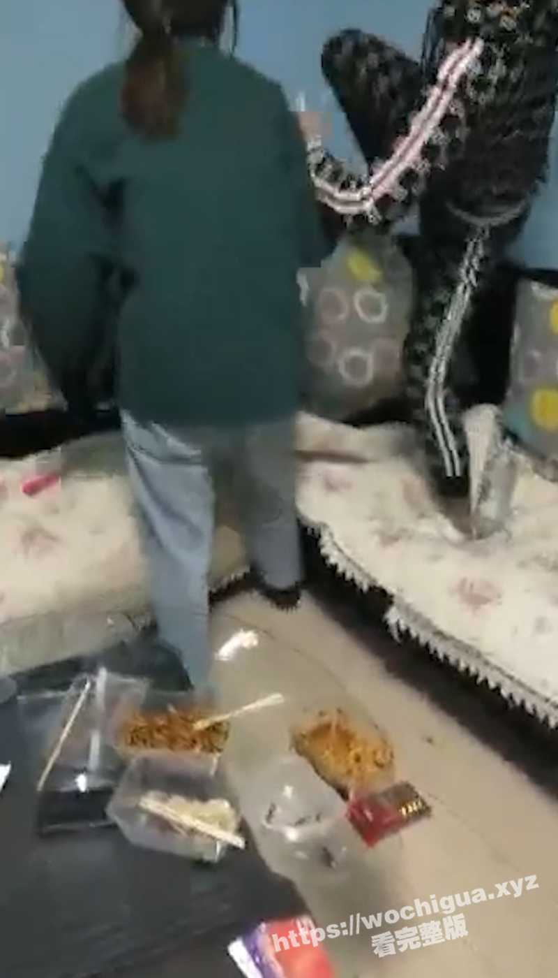 一群精神小伙 欺负一个小姑娘 现在的小年轻真是不讲武德 古惑仔都知道不打女人！ - 51吃瓜网-51吃瓜网