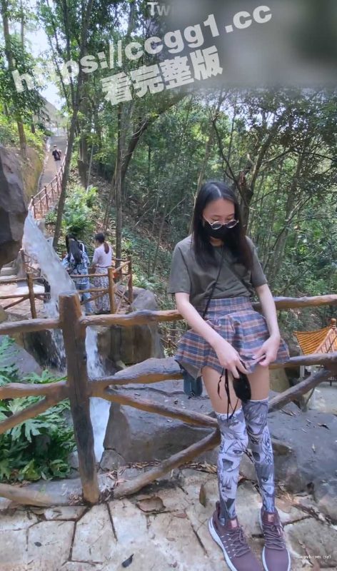 天花板级别露出狂人网红 冯珊珊 挑战景区人前露出尿尿 脱光散步花田里全裸拍照 主打的就是不要脸-51吃瓜网