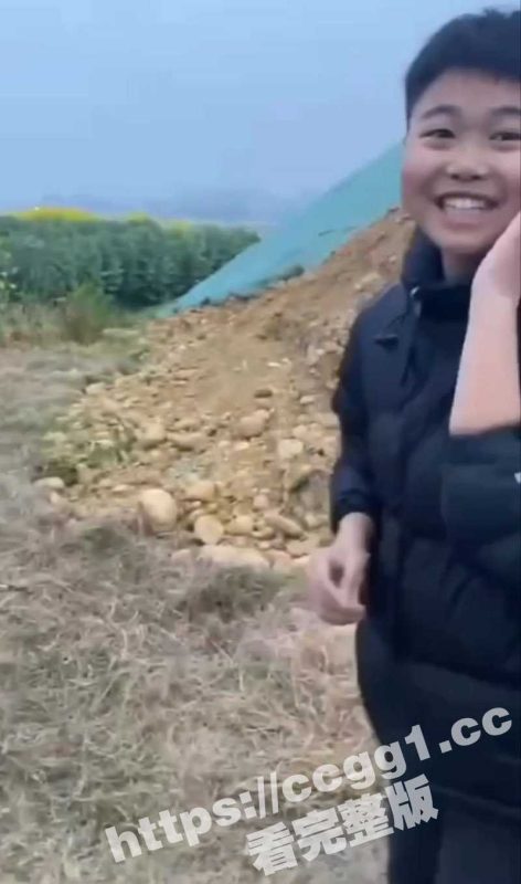 四川泸州市高中美女被几个精神小妹霸陵 一个飞踹把美女踹倒在锤头殴打 美女不得已只能下跪磕头求放过-51吃瓜网