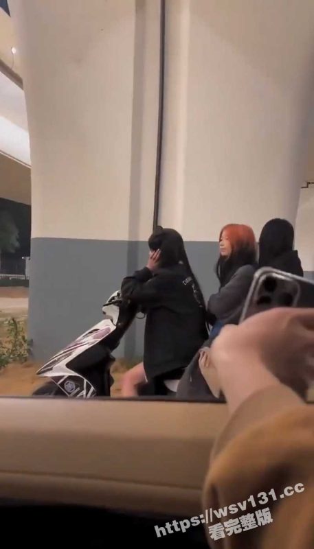 超搞笑 向精神小妹讨要微信 竟然翻车害姐妹 长相甚至有点特别的可爱-51吃瓜网