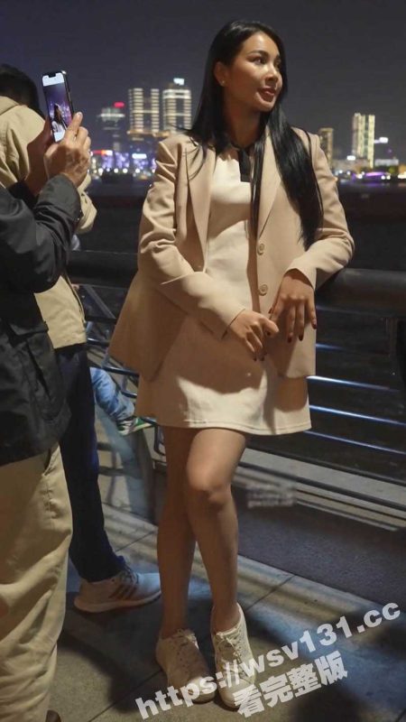 痴汉大神抄底偷拍 花裙翘臀美女逛街蹲下露白内 气质名媛陪老头逛街 白嫩美腿诱惑翘臀性感丁字内裤-51吃瓜网