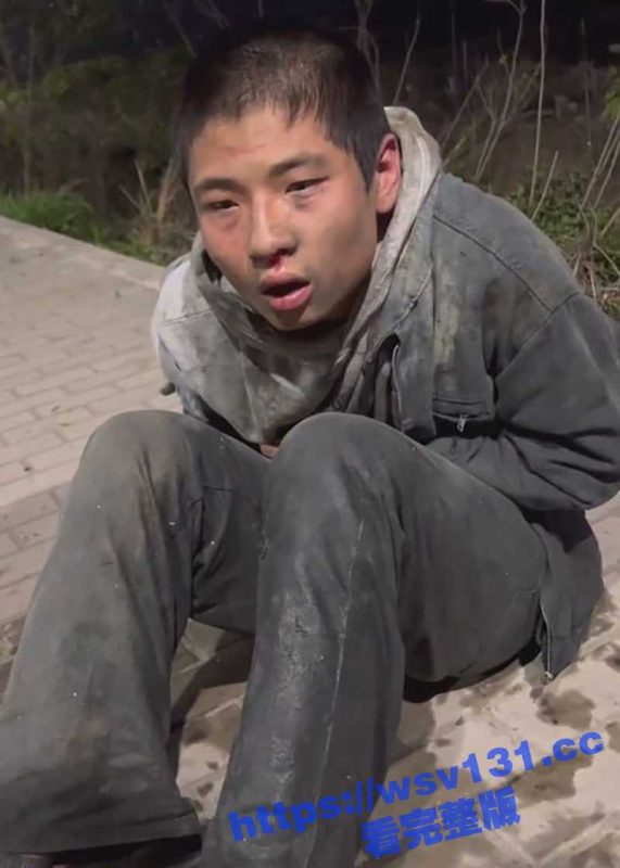 广东汕头澄海 两名年轻小伙进别人家内偷电动车 随后被村民抓到 看样子被揍的不轻！-51吃瓜网