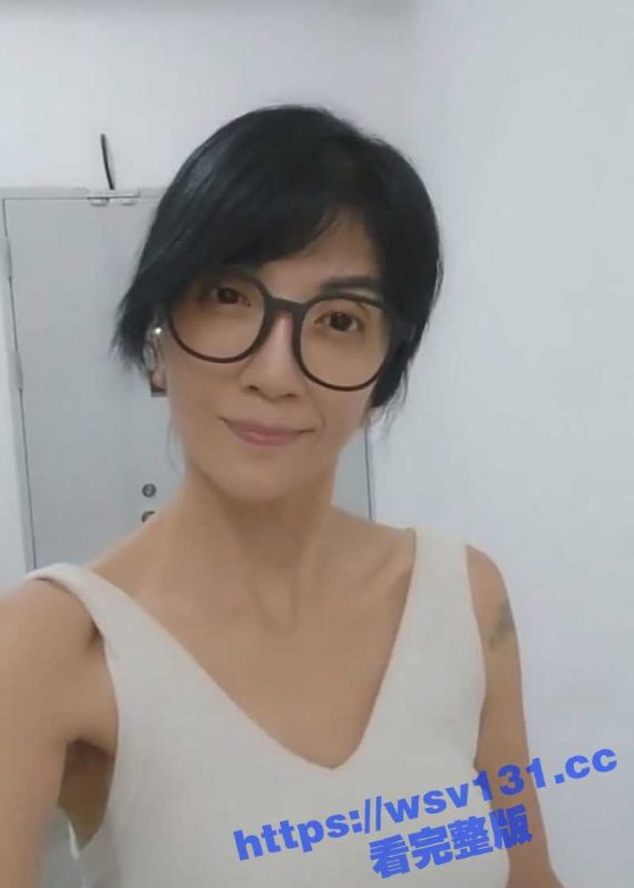 有没有喜欢这一款的？风韵老阿姨楼梯展示自己的大黑逼 疯狂放尿 还用自己的尿洗脚！-51吃瓜网