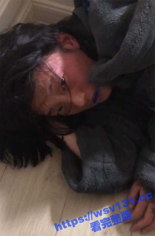 无锡市纹身精神小妹 被社会小青年脱光衣服虐待 看来精神小妹也被别人欺负啊！-51吃瓜网