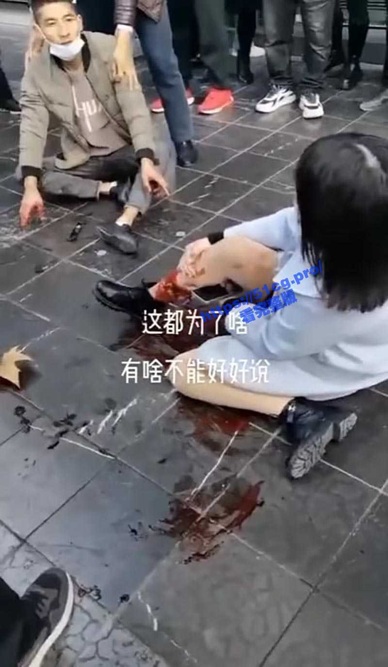 太狠了！场面血腥 女子出轨偷人当街被老公挑脚筋 - 51吃瓜网-51吃瓜网