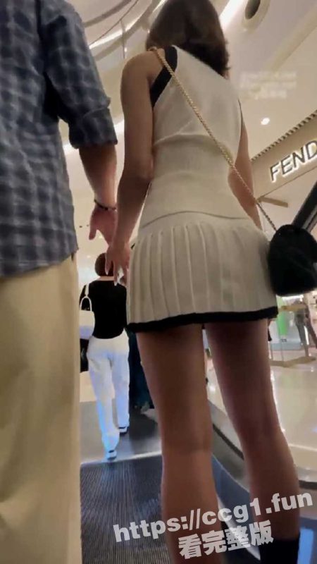 偷拍大神 商场尾随偷拍抄底 专挑情侣下手 黑色包臀裙大长腿 黑丝jk黑森林 太刺激了-51吃瓜网