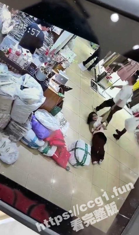女老板欠钱不还被推下扶梯 浙江杭州环北丝绸服装城一名男子拽着女子拖行后把女子从扶梯上推倒滚下-51吃瓜网
