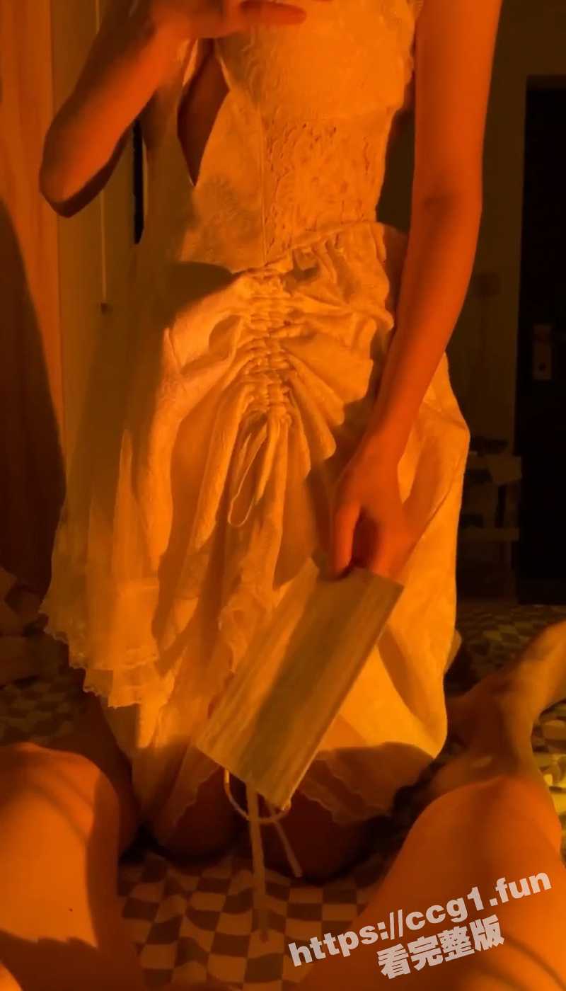 推特博主 乾隆下江南 专操抖音小网红 极品嫩穴美少女穿着小白裙 在暧昧的灯光下被爆操！ - 51吃瓜网-51吃瓜网