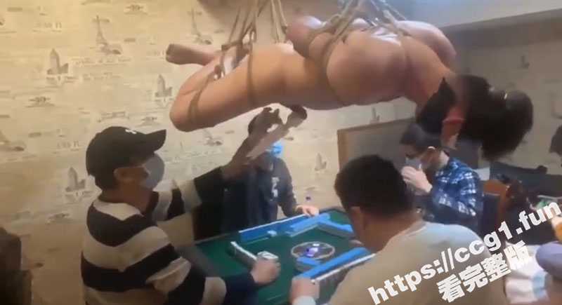 男同的麻将聚会 头顶上还吊了一个吉祥物 谁胡牌就奖励吃鸡巴 - 51吃瓜网-51吃瓜网