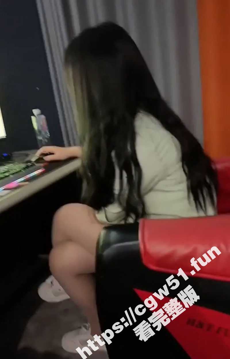 边打游戏边操逼 带大学生女友来电竞房玩点刺激的 在电脑桌上直接玩喷水了 撕开丝袜直接干 太爽太刺激了😍 - 51吃瓜网-51吃瓜网