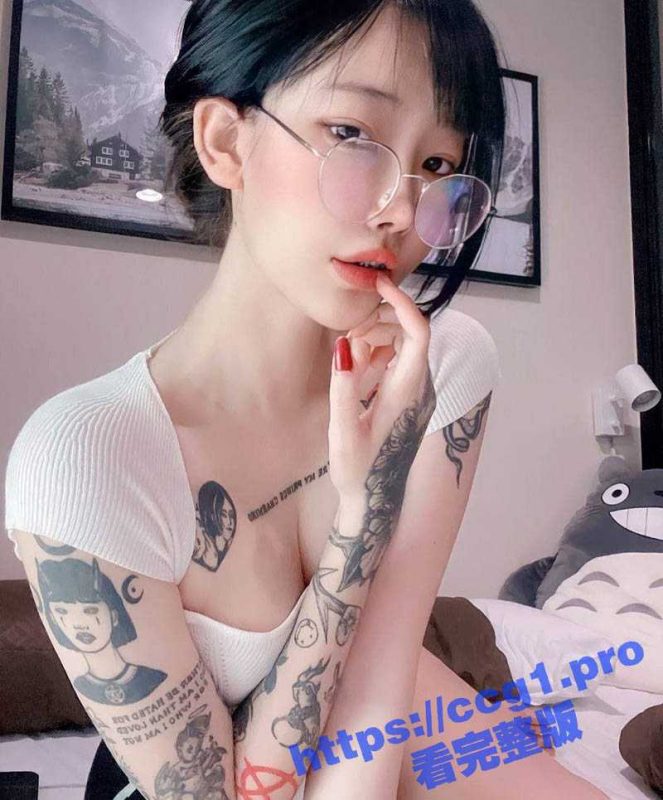 纹身花臂反差眼镜妹 自拍自慰给炮友看 极品白嫩的身材 水晶棒进出嫩穴 猫咪都看傻了！-51吃瓜网