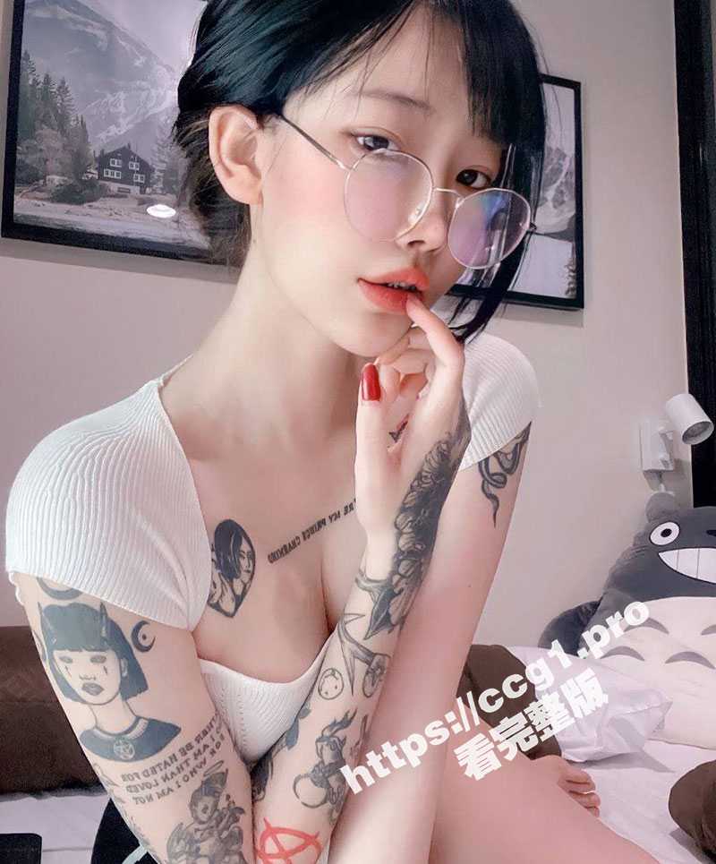 纹身花臂反差眼镜妹自拍自慰 当着猫猫的面自慰 猫猫都给看傻了 从来没见过这么骚的女人 - 51吃瓜网-51吃瓜网