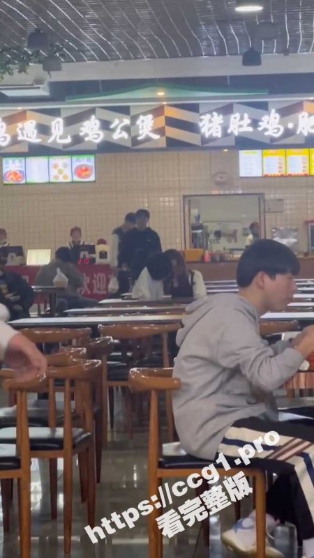 现在小年轻这么饥渴吗  学校食堂当众扣逼 小哥功夫真不错 妹子表情很销魂-51吃瓜网