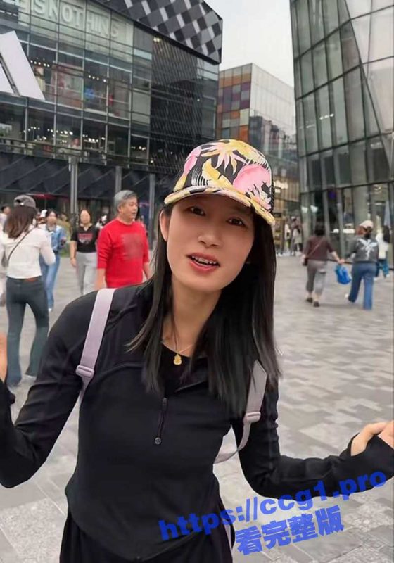 北京37岁的单身离异少妇 范小萌 在抖音直播期间 主动约榜一大哥到家里做爱!-51吃瓜网