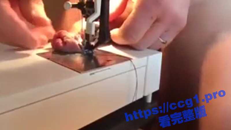自虐猎奇！这又是什么狠人 用缝纫机把鸡巴缝上 真是白瞎这么一根鸡巴了-51吃瓜网