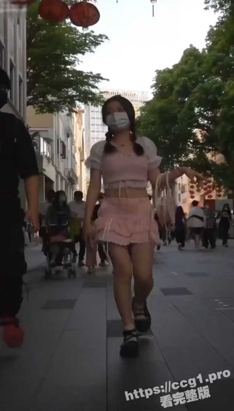 抄底合集 众多高颜值极品身材小姐姐 被偷拍 更有宿舍六姐妹被抄底偷拍 太勇敢了！-51吃瓜网