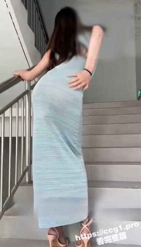 推特福利姬 极品身材御姐母狗 身穿透明长裙 楼梯口下体塞阳具自慰 高潮喷水 就不怕被别人发现？-51吃瓜网