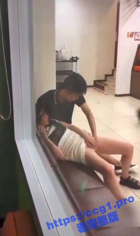 海的味道我知道！小情侣在公共场合目无旁人的扣逼 男的扣完后还把手凑近鼻子闻-51吃瓜网