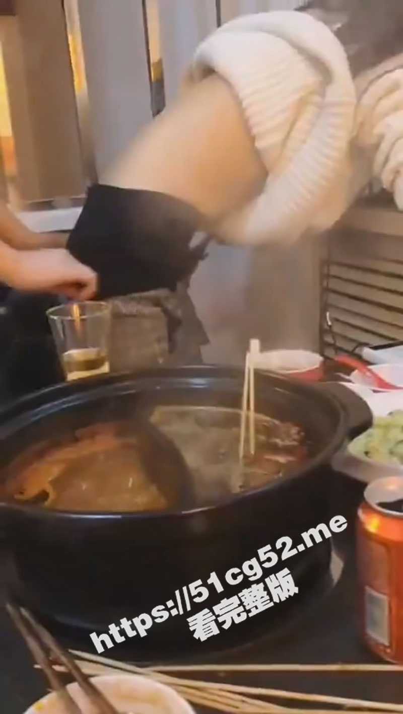 “我媳妇湿了吗 你就摸” 绿帽男一边吃火锅 一边看好兄弟当面抠老婆的小嫩穴 - 51吃瓜网-51吃瓜网