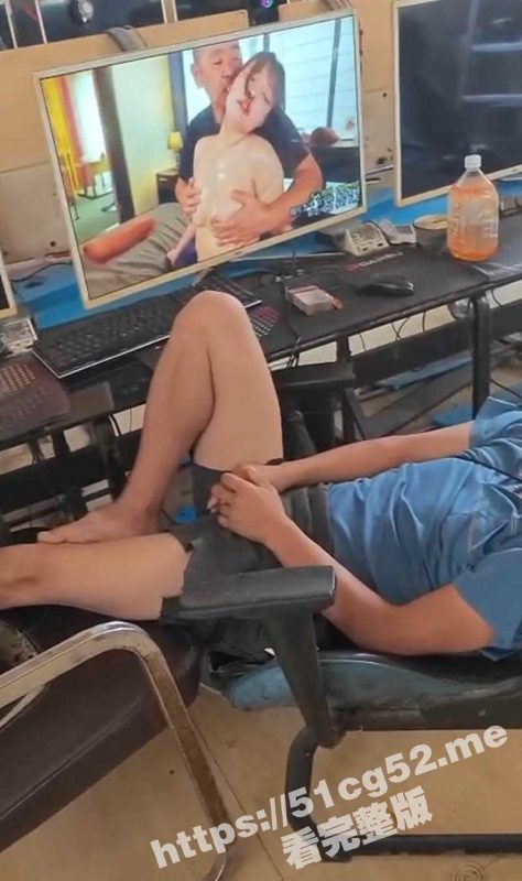 大哥在网吧用电脑看毛片看到睡着手还握着自己的鸡巴 看来大哥在梦里很精彩嘛-51吃瓜网