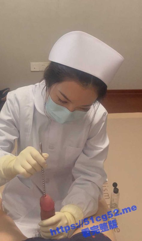 美女护士小姐姐给鸡巴倒上润滑液亲手帮忙手撸打飞机 还用超长的螺丝纹铁棍往马眼里捅 真的好刺激啊-51吃瓜网