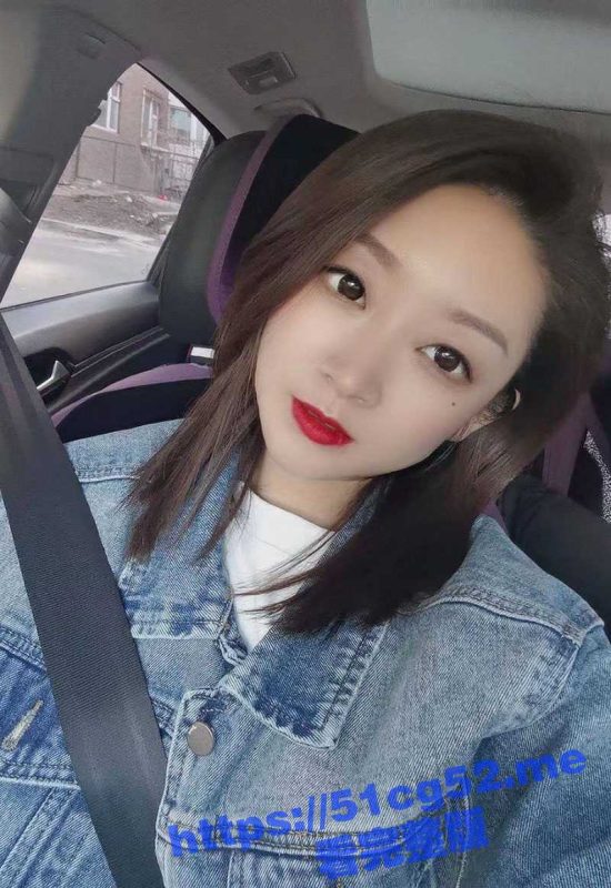 西安极品人妻少妇 因废物老公满足不了自己的骚穴 就去找两位猛男3P把自己的干烂！-51吃瓜网
