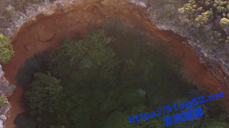 野外用无人机巡山 竟意外在一处天坑边上抓拍到一男一女打野战 女主上位骑乘不停抽插！-51吃瓜网