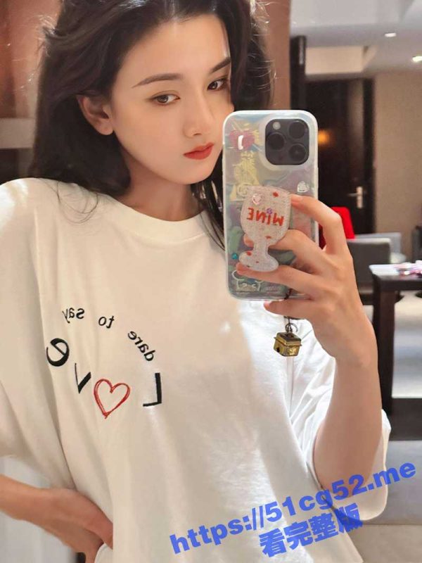 宋祖儿 机场真空露脐装 小乳头活蹦乱跳 被狗仔发现了还想遮掩！-51吃瓜网