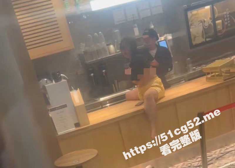 重庆霸王茶姬大瓜！重庆女子脱光全裸坐在奶茶店里 店员满脸无奈 只好偷偷曝光一下 现场无码视频流出-51吃瓜网