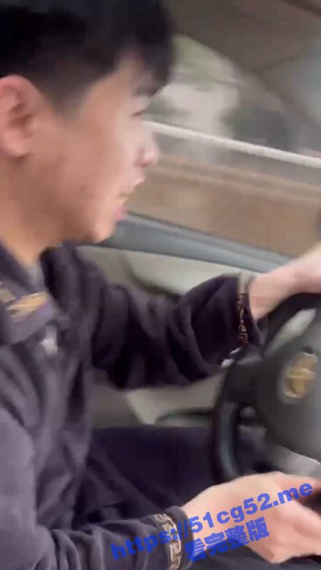 装逼的下场真惨啊 男子开车在大马路上狂秀车技 看到最后我放心了 从车里爬出来还不忘拍视频-51吃瓜网