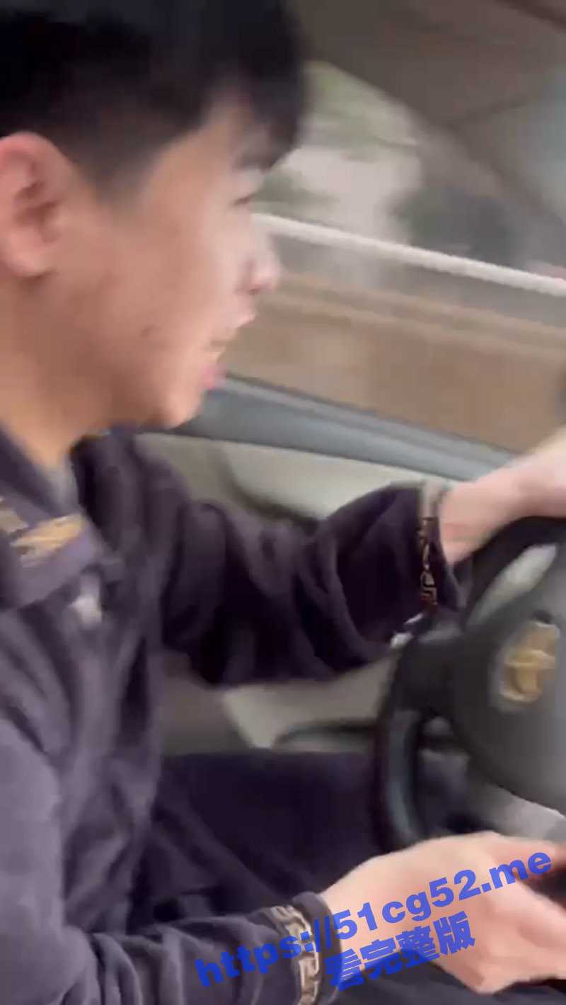 装逼的下场真惨啊 男子开车在大马路上狂秀车技 看到最后我放心了 从车里爬出来还不忘拍视频 - 51吃瓜网-51吃瓜网