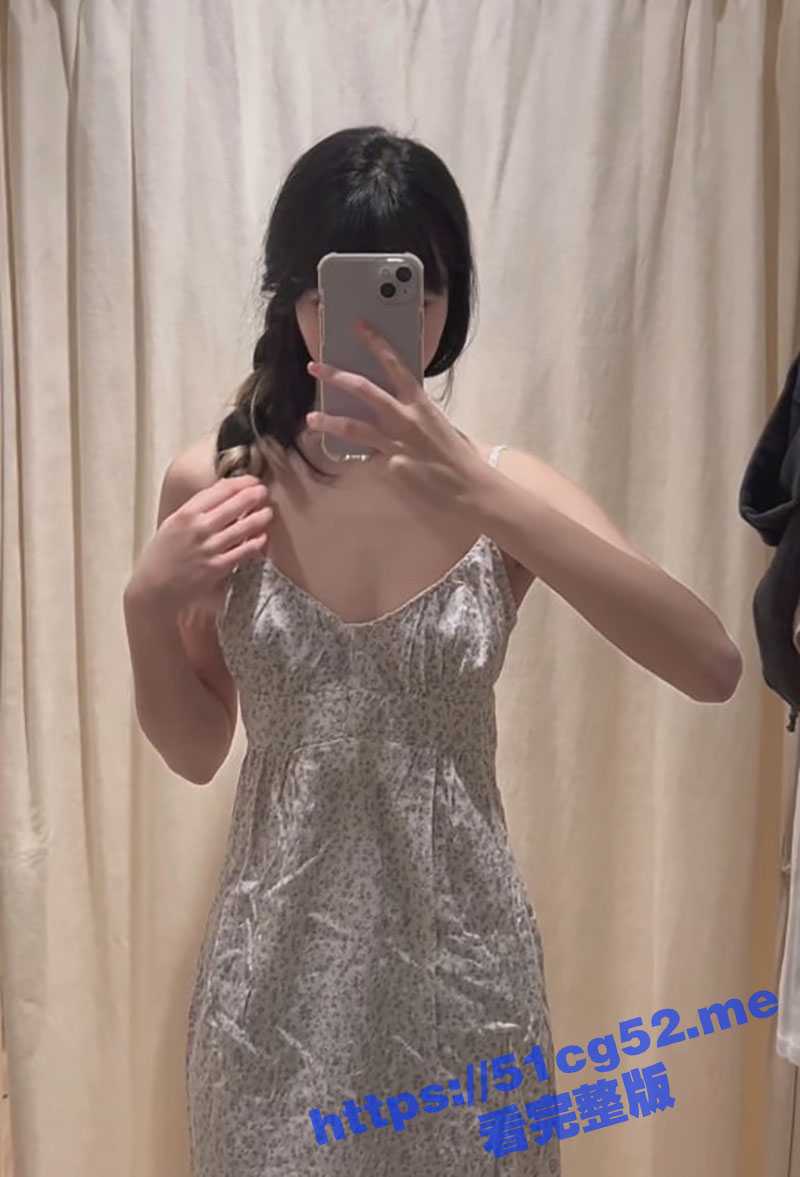 极品碎花连衣裙美少女 尤物级别身材 尤其是奶子真的太顶了 全身粉嫩粉嫩的 被男友压在床上爆操 - 51吃瓜网-51吃瓜网