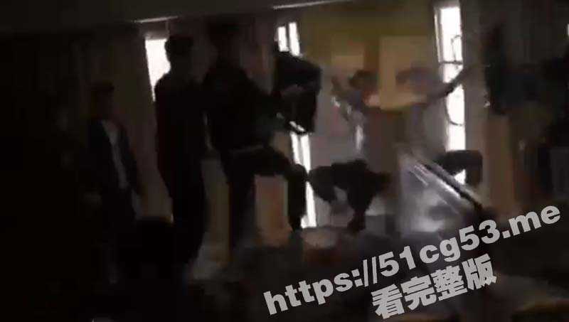 炸裂抓奸导致混战 男的是真头铁 被抓奸还敢还手 最后被打的趴地上 彻底没有还手能力-51吃瓜网