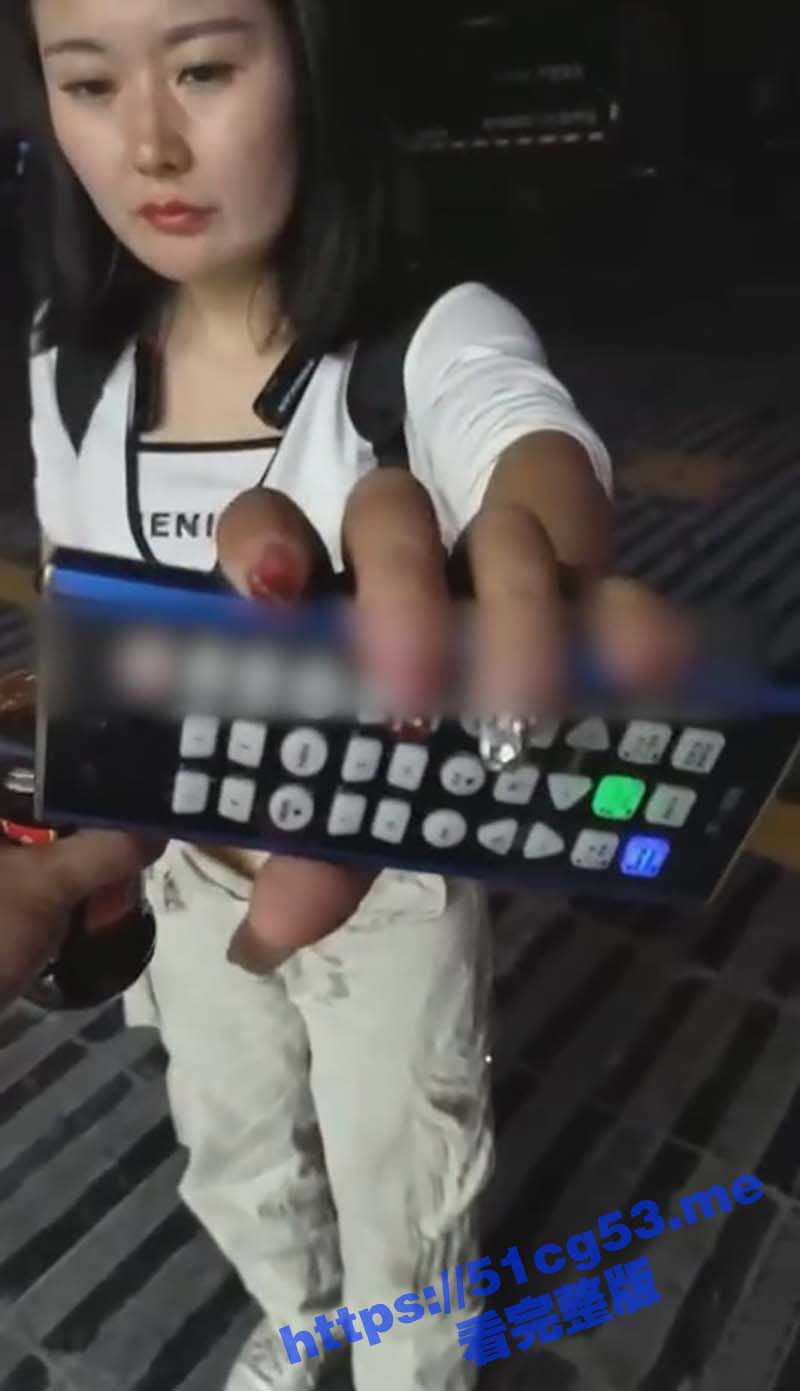 抖音网红辣酱惩罚 骚货主播PK输了 遭线下见面惩罚 一整瓶老干妈倒骚逼上 这个量足够高潮一宿了 - 51吃瓜网-51吃瓜网