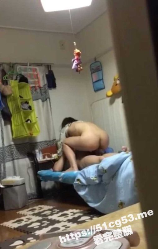 半夜被隔壁同居情侣做爱的呻吟声吵醒 偷偷拨开窗帘偷窥他俩做爱 妹子的臀部真性感 真想参与进去～-51吃瓜网