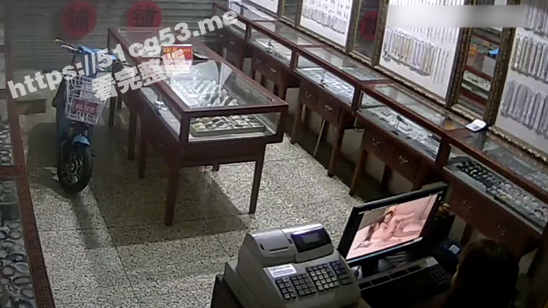 黑客破解摄像头监控流出 珠宝店夫妻深夜看片学习 现学现用立马搬出木板床实操检验成果-51吃瓜网