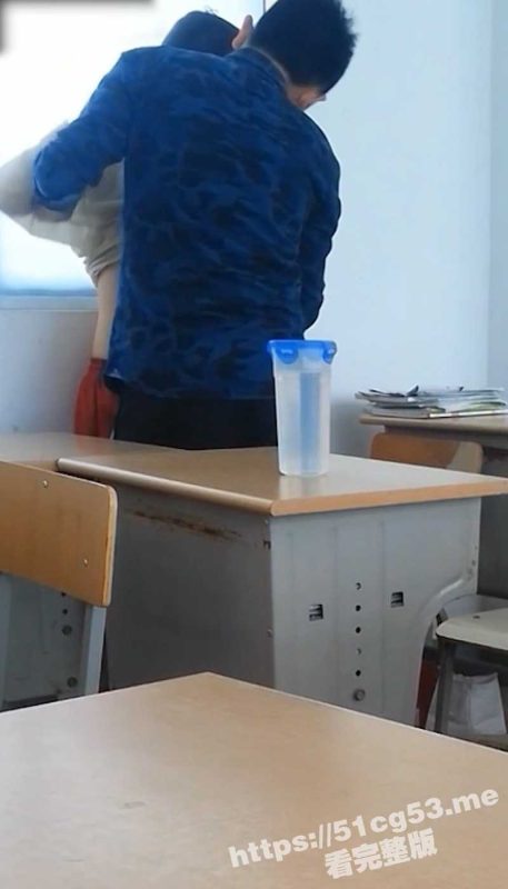 河南南阳职业学院 年轻情侣放学不走 没钱开房 教室脱光后入啪啪爆操 完全不怕被老师同学撞见！-51吃瓜网