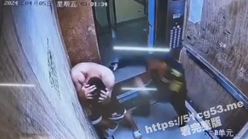 近日频上热搜的海南海口家暴男在电梯殴打妻子 保安劝阻时转身攻击保安 不料却被保安大叔锤翻求饶-51吃瓜网