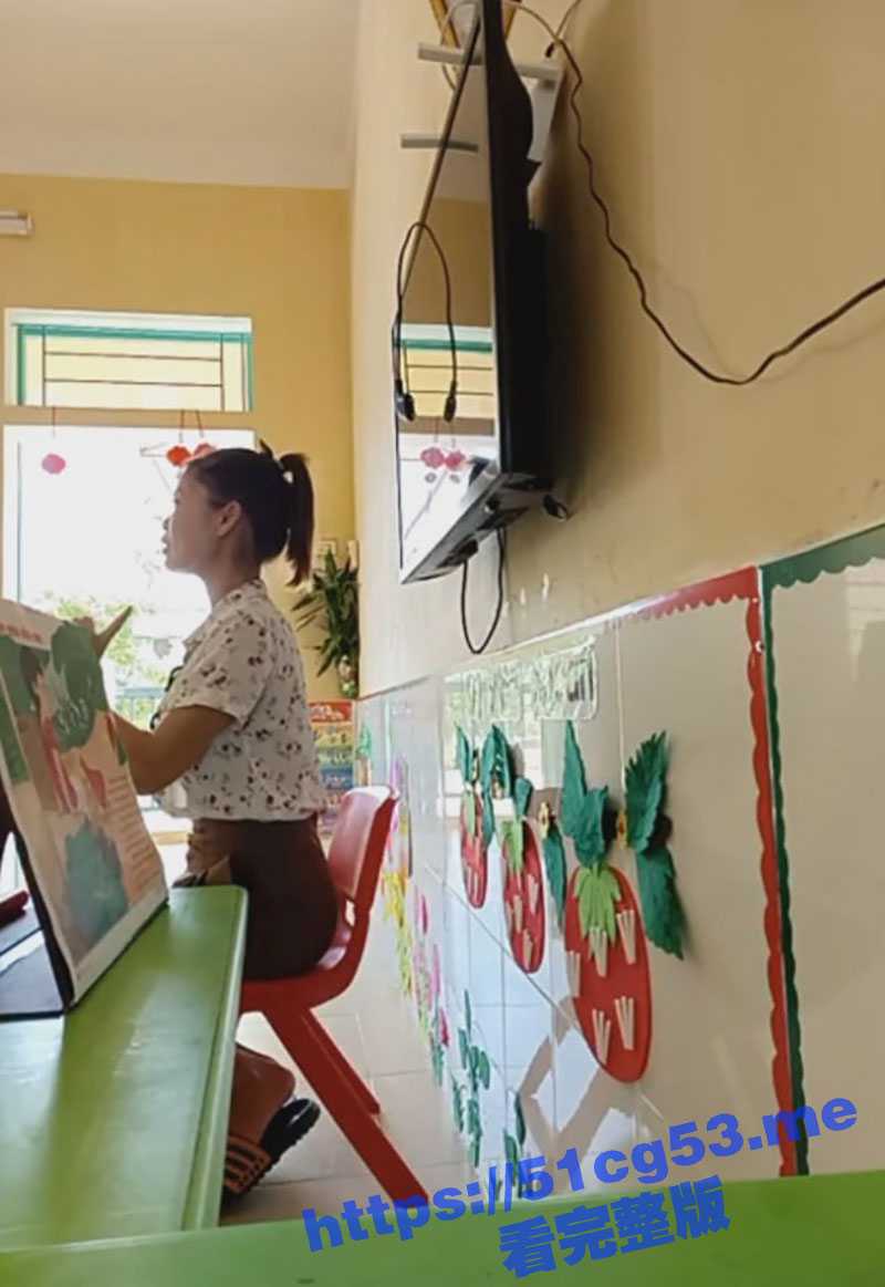 为人师表的幼儿园老师 带着跳蛋一边给孩子们上课 一边在黄网进行色情直播！ - 51吃瓜网-51吃瓜网