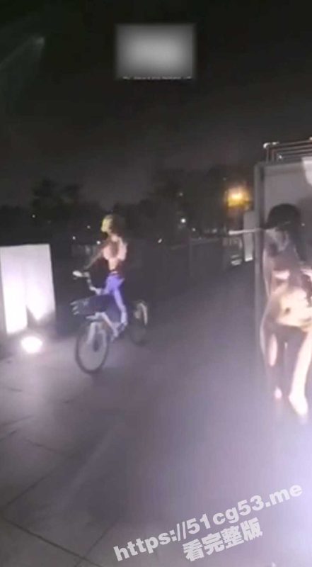 顶级户外露出骚货 冯珊珊FSS 当街人前全裸露出 大摇大摆的在街上裸奔 肆意妄为 路人都看懵逼了-51吃瓜网