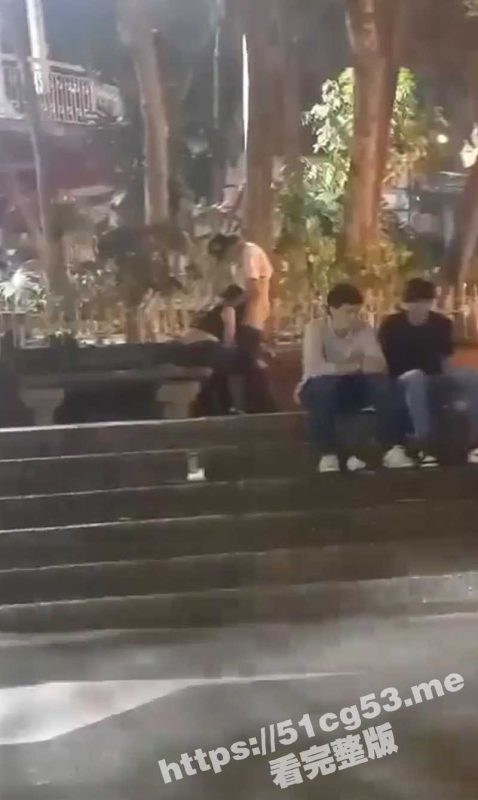 哥伦比亚的安蒂奥基亚省 科帕卡巴纳公园内一对夫妻在人群中疯狂口交深喉 随后就被警察制止逮捕-51吃瓜网