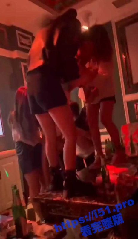 潍坊高密聚星汇KTV淫乱现场 这是一帮女的给男的玩了 都说女人点少爷玩的狠 但一群人就点一个过分了-51吃瓜网