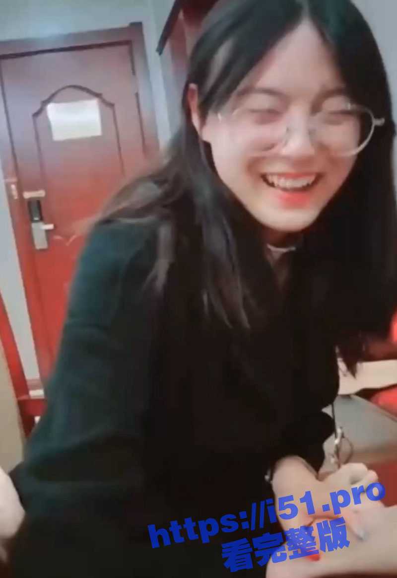 浙江师范大学清纯反差眼镜娘 外表知性实则内心淫荡至极！主动摸男友的鸡巴挑逗！ - 51吃瓜网-51吃瓜网